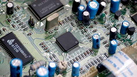 如何通过元件摆放来改善电路板的EMI？