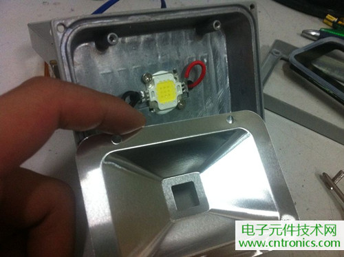 【拆解】9.9包郵10W LED射燈拆解改造篇