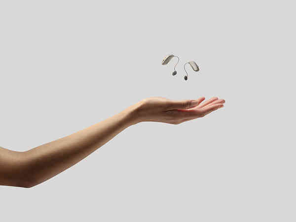 全新 ReSound Sensia™ 助听器突出用户真正想听的声音，而非只放大最响亮的声音