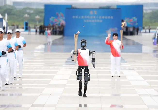 从实验室迈向现实：5G-A赋能“夸父”机器人完成百米火炬接力