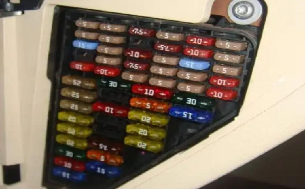 从传统保险丝到eFuse:汽车电路保护的智能化变革 从传统保险丝到eFuse:汽车电路保护的智能化变革