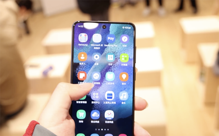 机构：全球智能手机OLED面板使用率已达49%