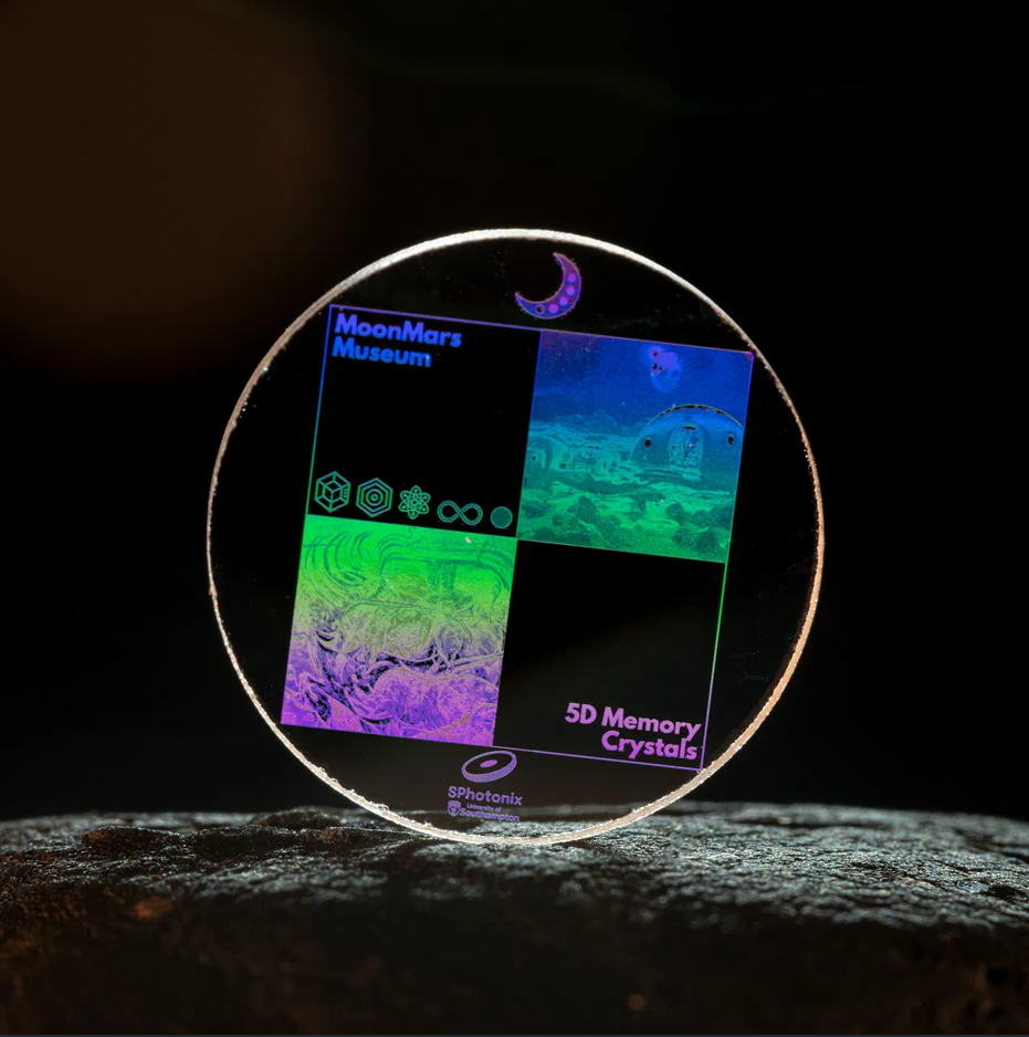 讓數(shù)據(jù)活過(guò)宇宙年齡！5D 記憶晶體改寫(xiě)冷數(shù)據(jù)存儲(chǔ)規(guī)則的玻璃黑科技