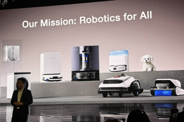 雷科技現(xiàn)場直擊：科沃斯CES2026放大招，泳池機器人+寵物陪伴機器人驚艷亮相