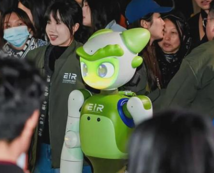 不止替代，更要溫暖：愛湫重新定義人形機(jī)器人的價(jià)值邊界