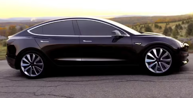 一特斯拉 Model 3 服役 7 年跑了 61 万公里后，实测续航缩水 34.2%