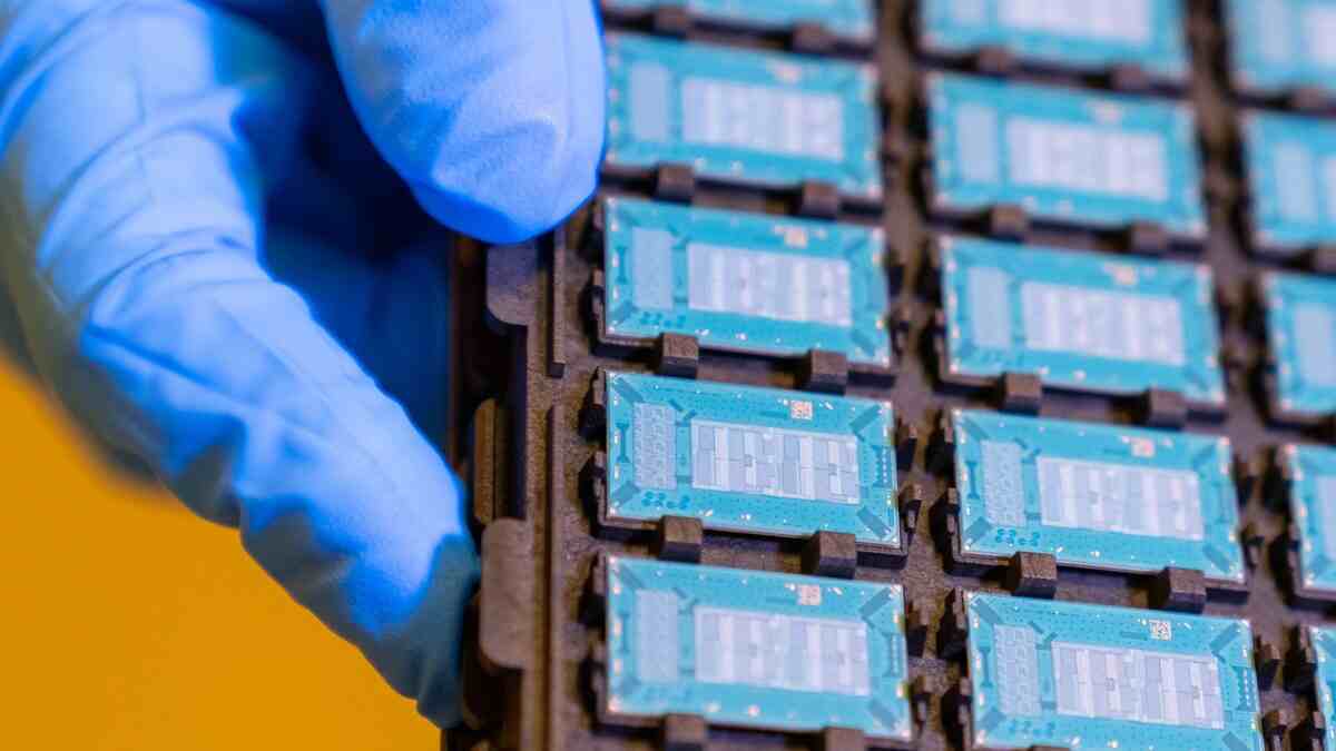 英特尔与蓝思科技携手，推进面向AI时代的先进半导体封装